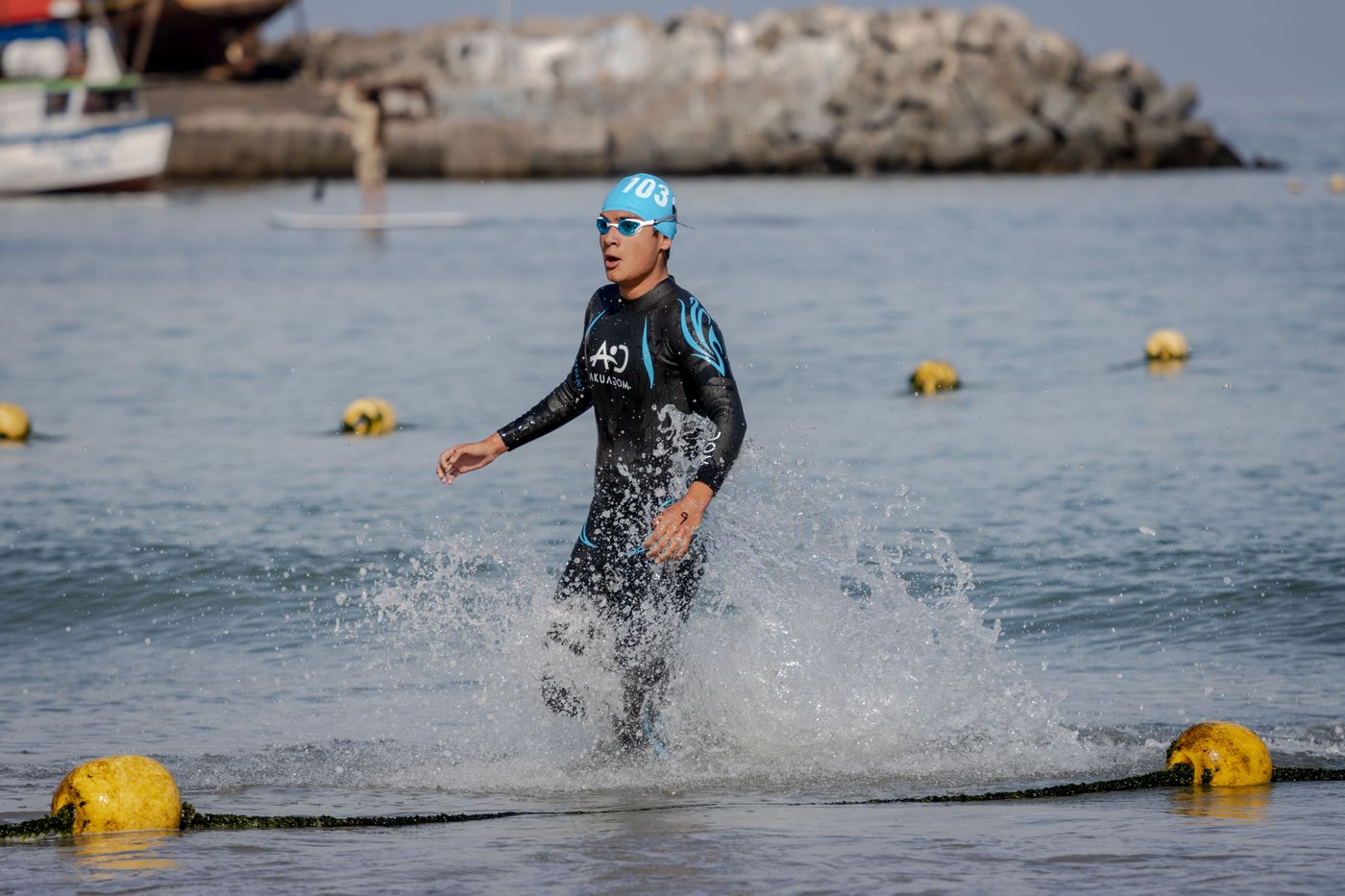 Zwemmer komt uit het open water tijdens een triatlon